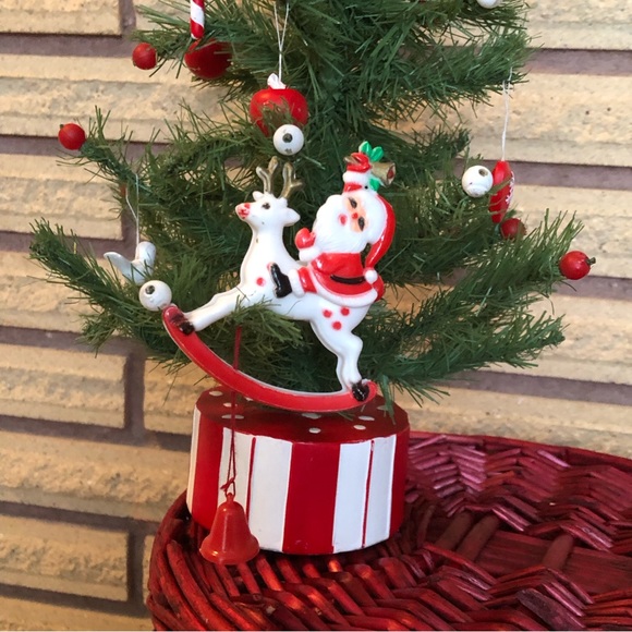 60's Santa Brooch - 60's Christmas Pin - Santa Pin -  Rudolph - Pull Brooch - Picture 5 of 12